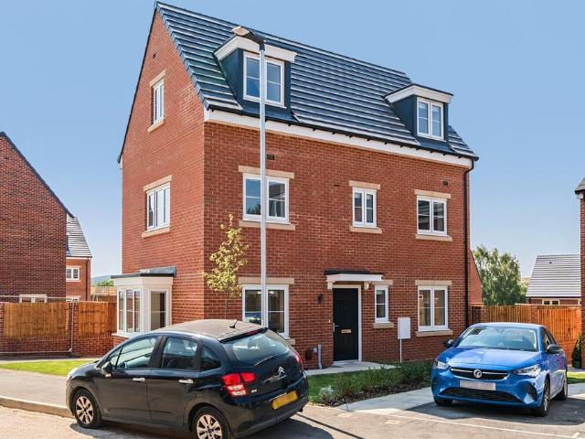 4 bedroom detached house to rent
