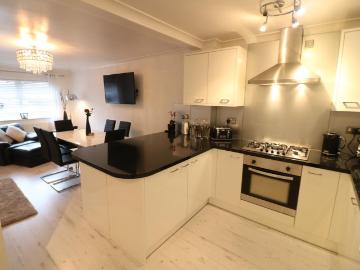 4 bedroom detached house to rent