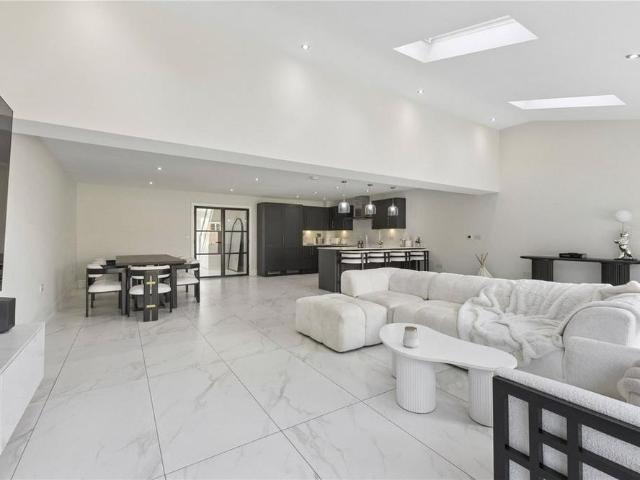 4 bedroom detached house to rent