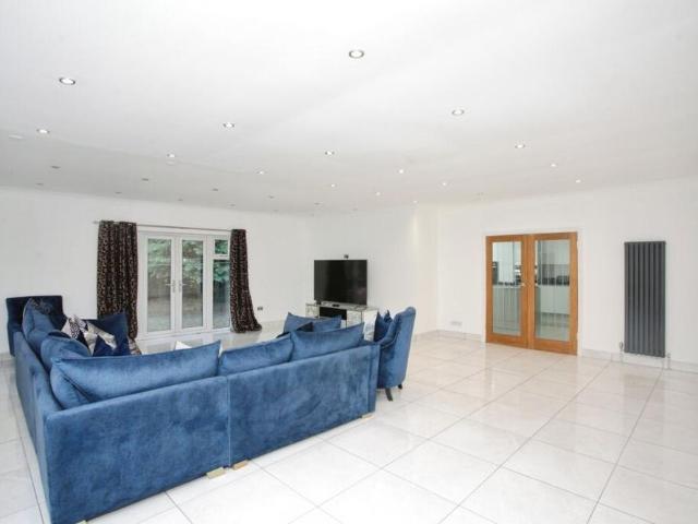 4 bedroom detached house to rent
