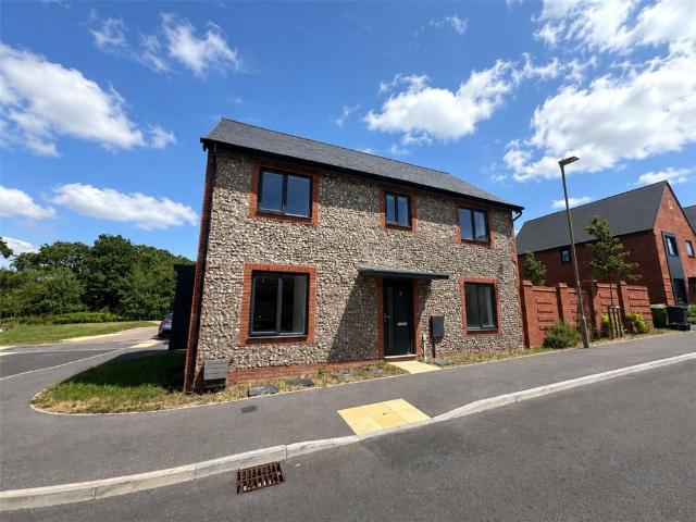 4 bedroom detached house to rent