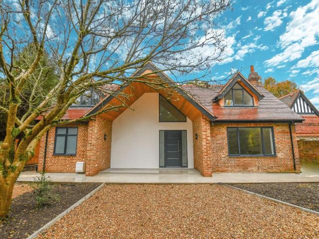 4 bedroom detached house to rent