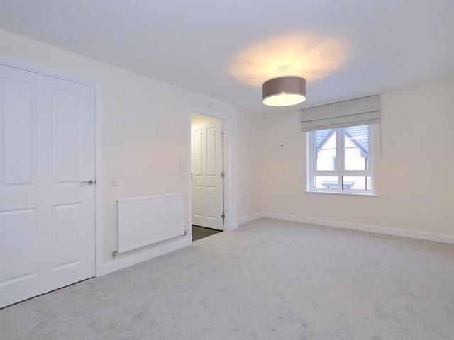 4 bedroom detached house to rent