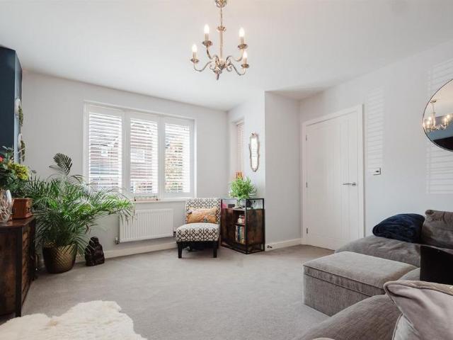 4 bedroom detached house to rent