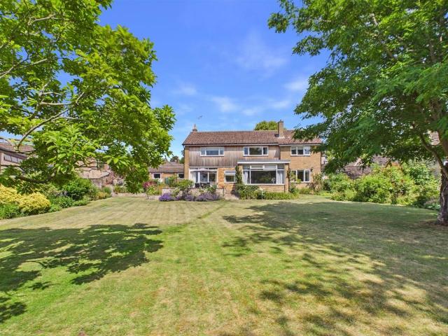 4 bedroom detached house to rent