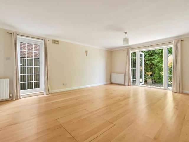 4 bedroom detached house to rent