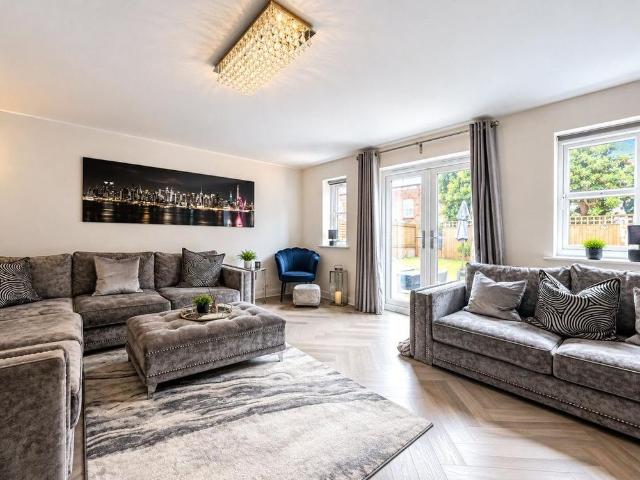4 bedroom detached house to rent