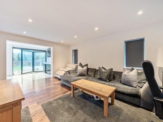 4 bedroom detached house to rent