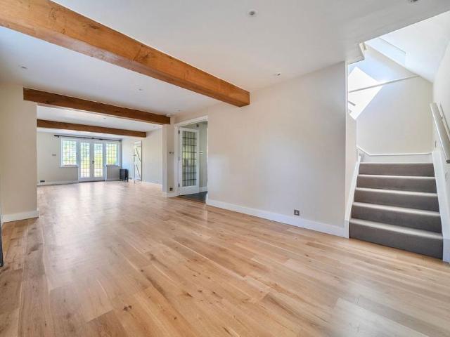 4 bedroom detached house to rent
