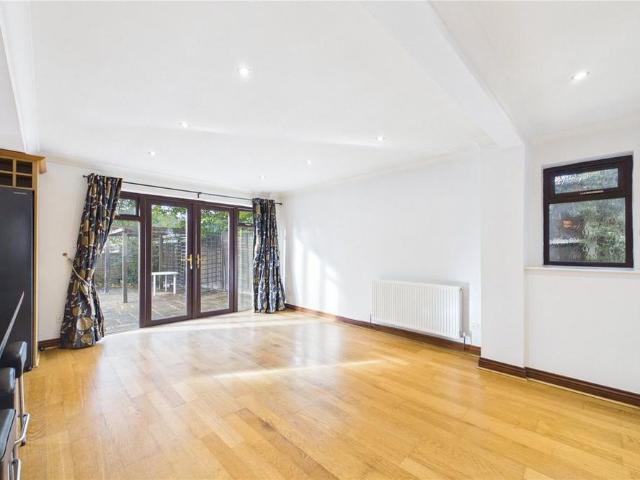 4 bedroom detached house to rent