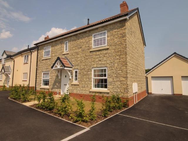 4 bedroom detached house to rent