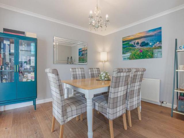 4 bedroom detached house to rent