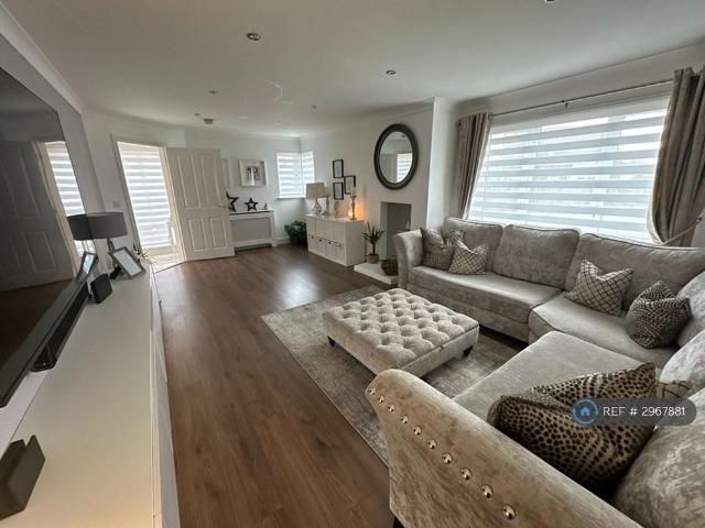 4 bedroom detached house to rent