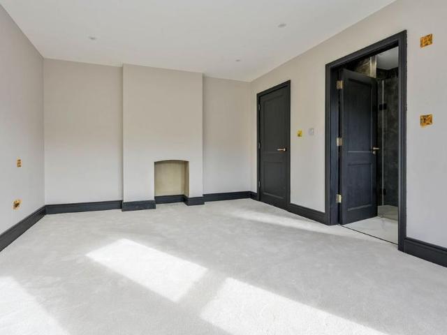 4 bedroom detached house to rent