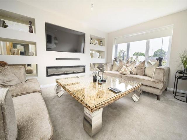 4 bedroom detached house to rent