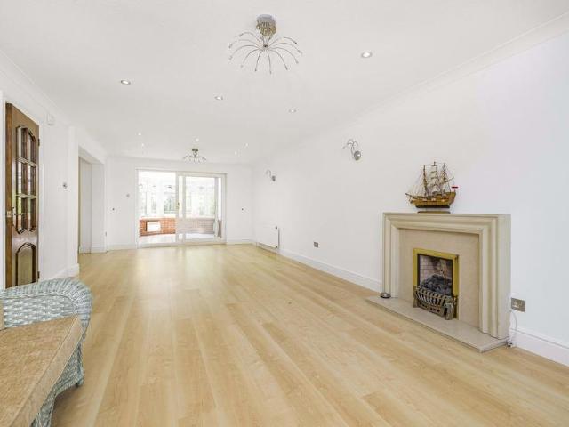 4 bedroom detached house to rent
