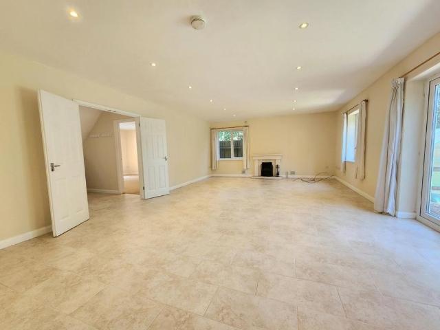 4 bedroom detached house to rent