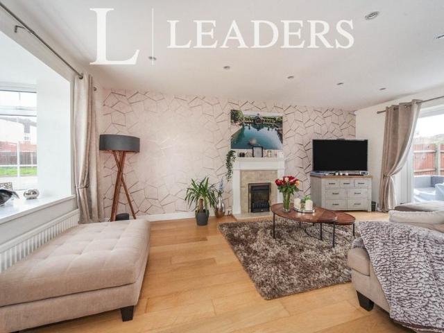 4 bedroom detached house to rent