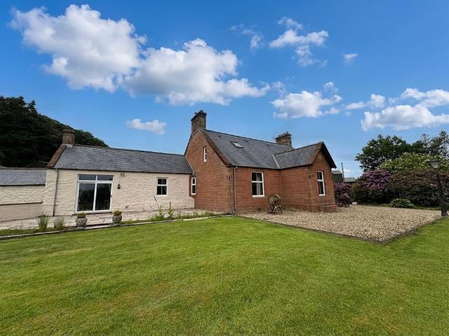 4 bedroom detached house to rent