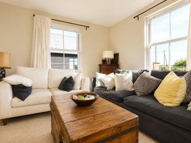 4 bedroom detached house to rent