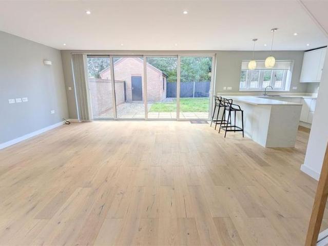 4 bedroom detached house to rent