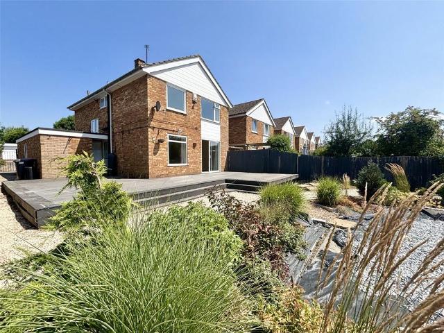 4 bedroom detached house to rent