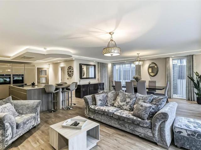 4 bedroom detached house to rent