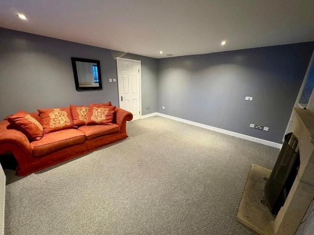 4 bedroom detached house to rent