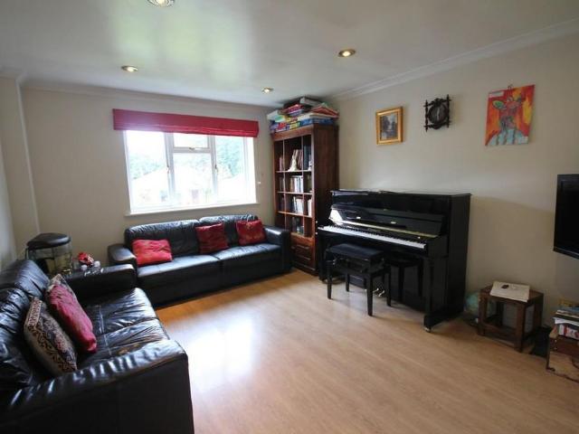 4 bedroom detached house to rent
