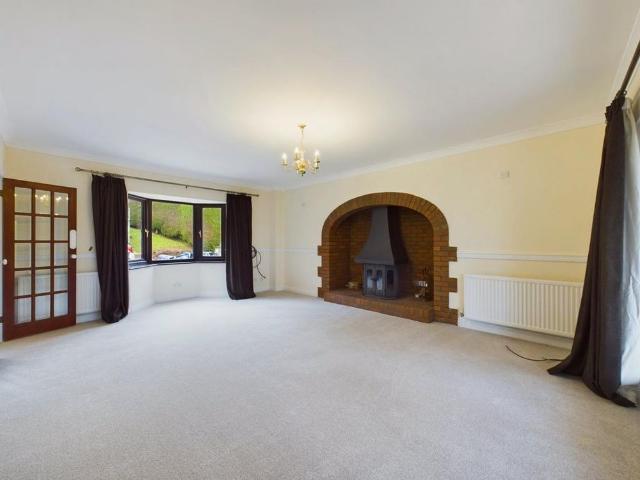 4 bedroom detached house to rent