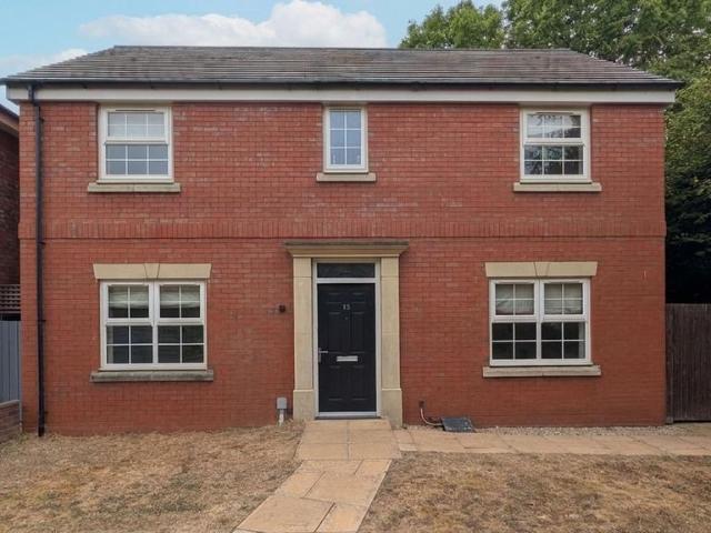 4 bedroom detached house to rent