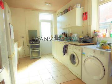 4 bedroom detached house to rent