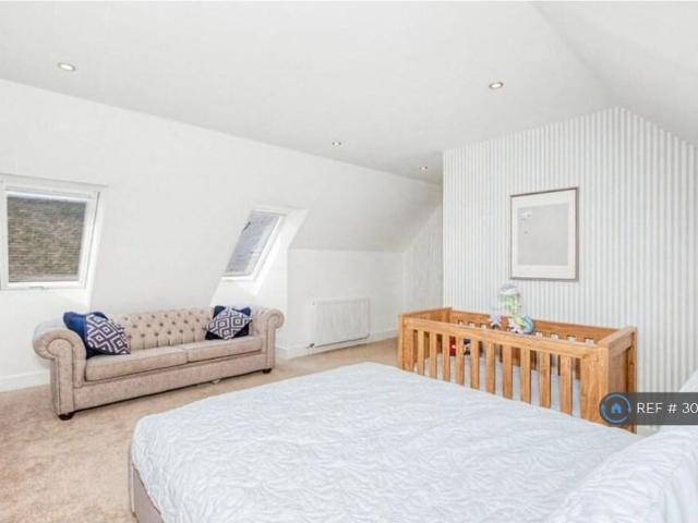 4 bedroom detached house to rent