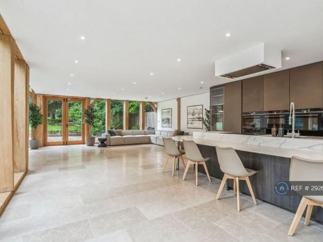 4 bedroom detached house to rent