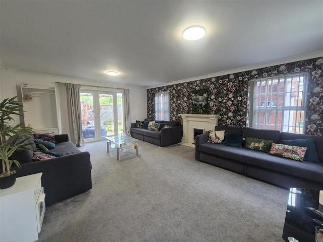 4 bedroom detached house to rent