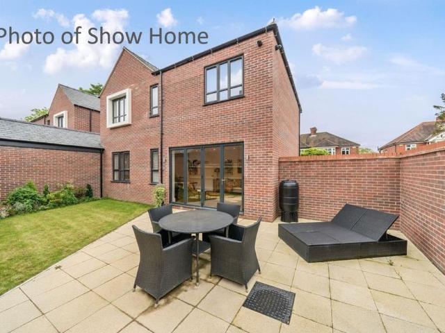 4 bedroom detached house to rent