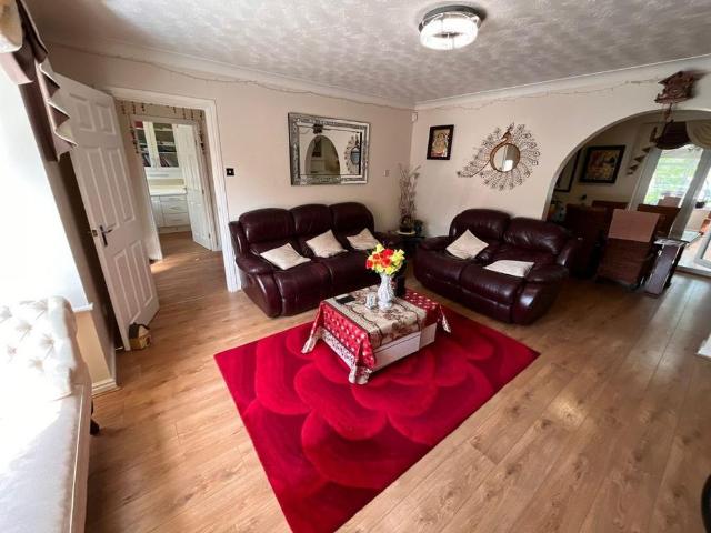 4 bedroom detached house to rent