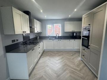 4 bedroom detached house to rent