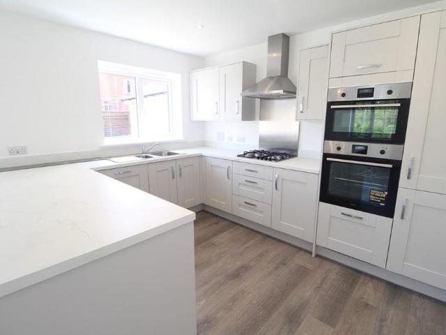 4 bedroom detached house to rent