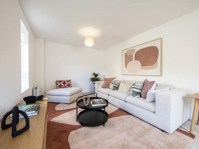 4 bedroom detached house to rent