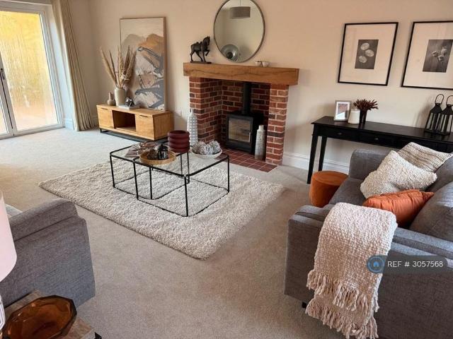 4 bedroom detached house to rent