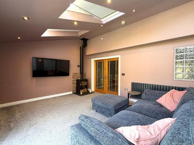 4 bedroom detached house to rent