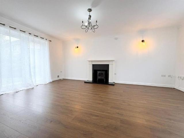 4 bedroom detached house to rent