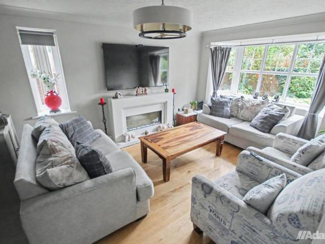 4 bedroom detached house to rent