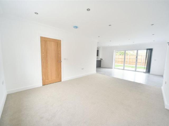 4 bedroom detached house to rent