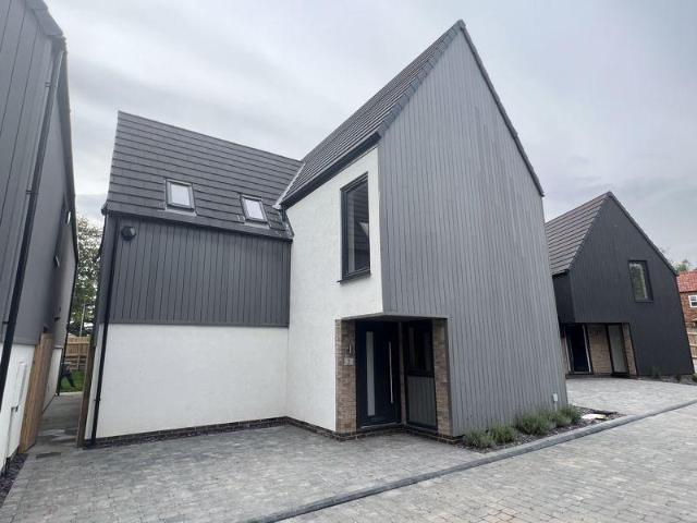 4 bedroom detached house to rent