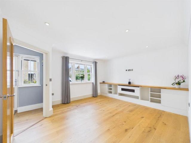 4 bedroom detached house to rent