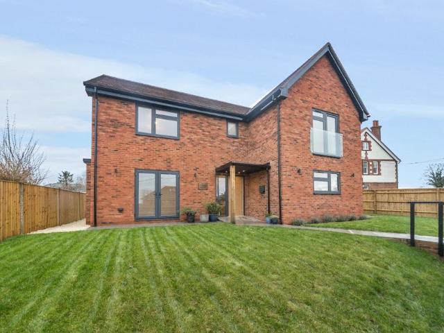 4 bedroom detached house to rent