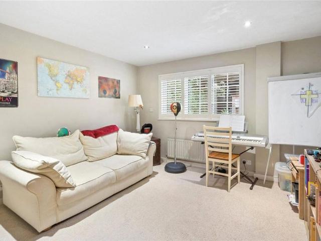 4 bedroom detached house to rent