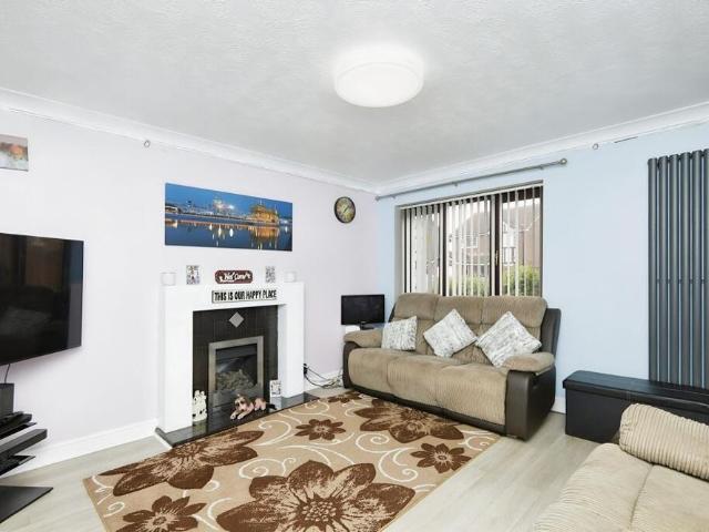 4 bedroom detached house to rent